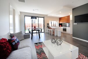 Minibar, decoración personalizada y muebles diferentes 