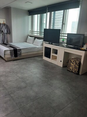Family Room, Kitchen, Parking, Non Smoking, City View