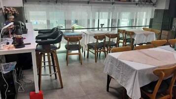 Frigobar, microondas, tetera eléctrica y tostadora