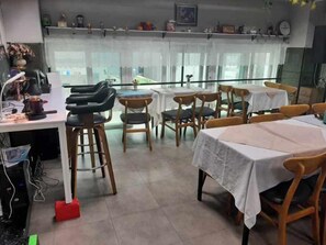 Minijääkaappi, mikroaaltouuni, vedenkeitin, leivänpaahdin