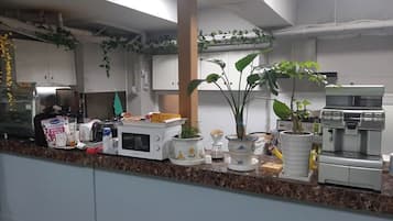 Mini-frigorifero, microonde, bollitore elettrico, tostapane