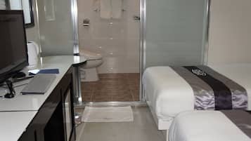 Escritorio, espacio para trabajar con laptop y cortinas blackout