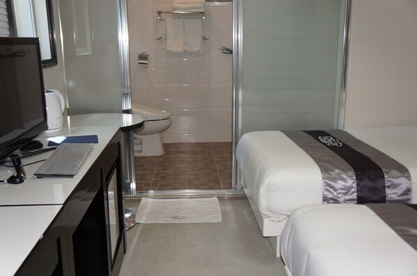 Accessible Room, Kitchen, Parking, Non Smoking, City View | Työpöytä, kannettavalle tietokoneelle sopiva työtila, pimennysverhot