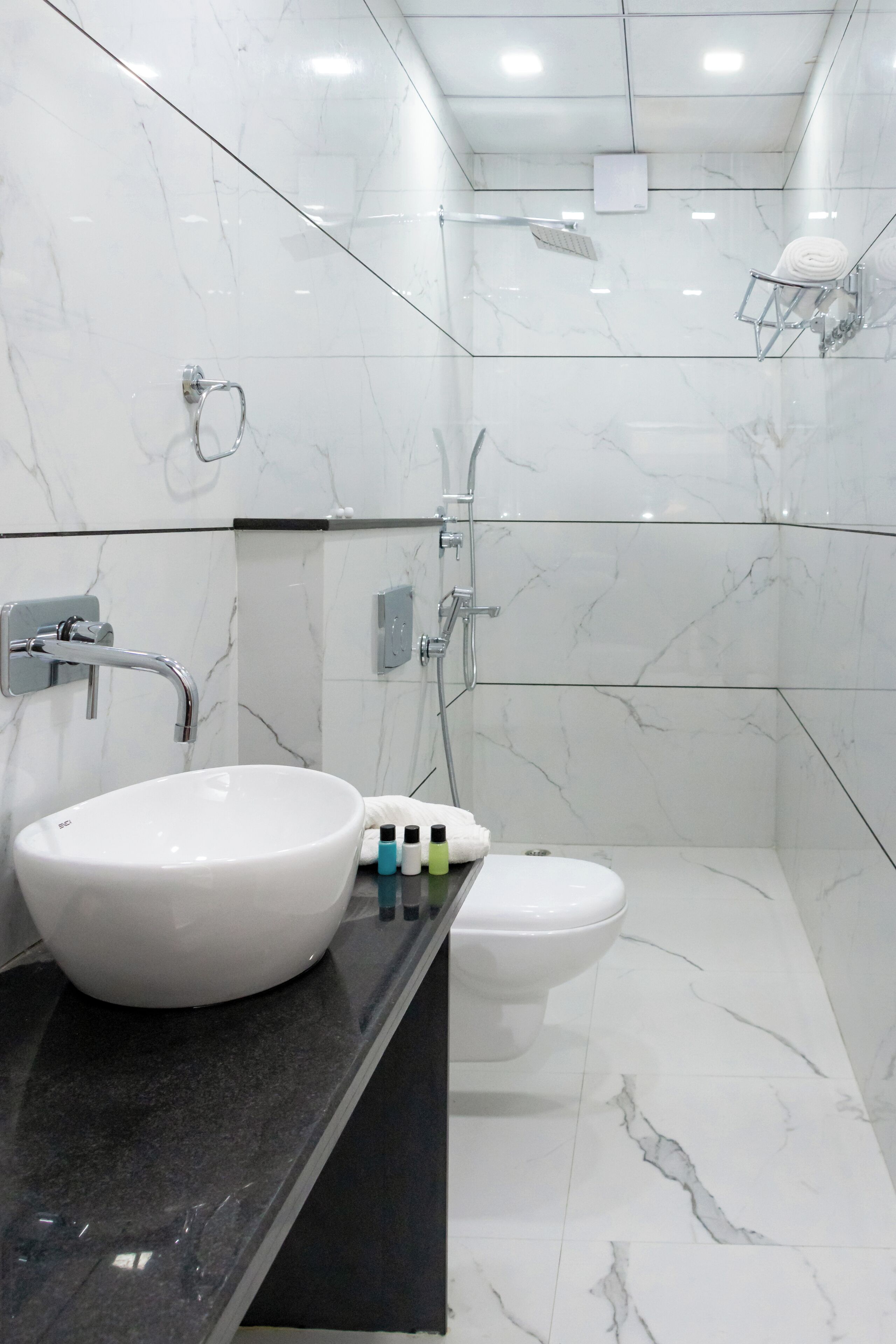Ducha, artículos de tocador gratuitos, secador de pelo, bidet