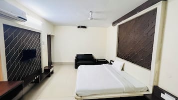 Habitación Deluxe doble, 1 cama doble | Colchones viscoelásticos, minibar, caja fuerte y escritorio