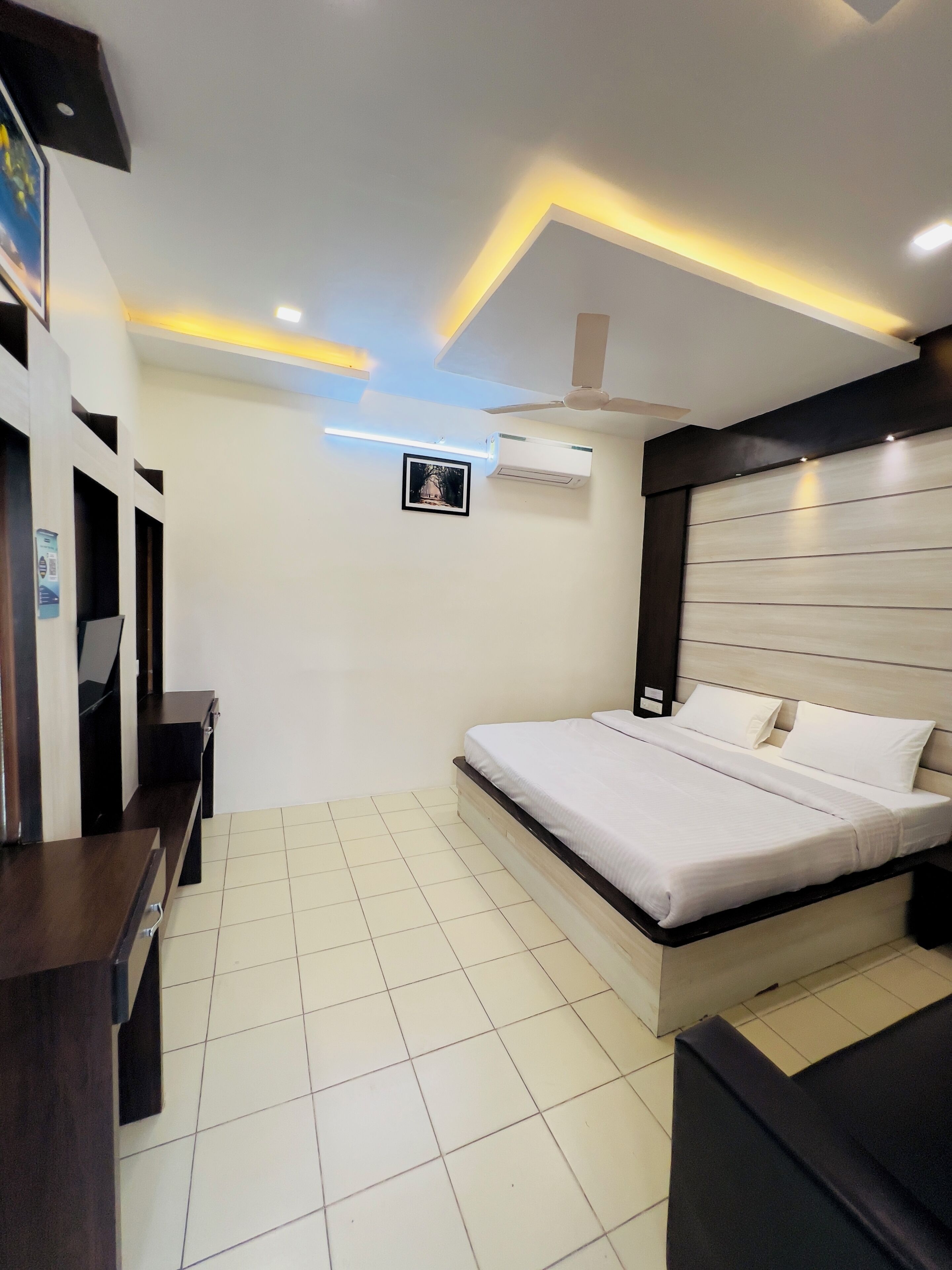 Studio Superior | Busa memori, minibar, brankas, dan meja kerja