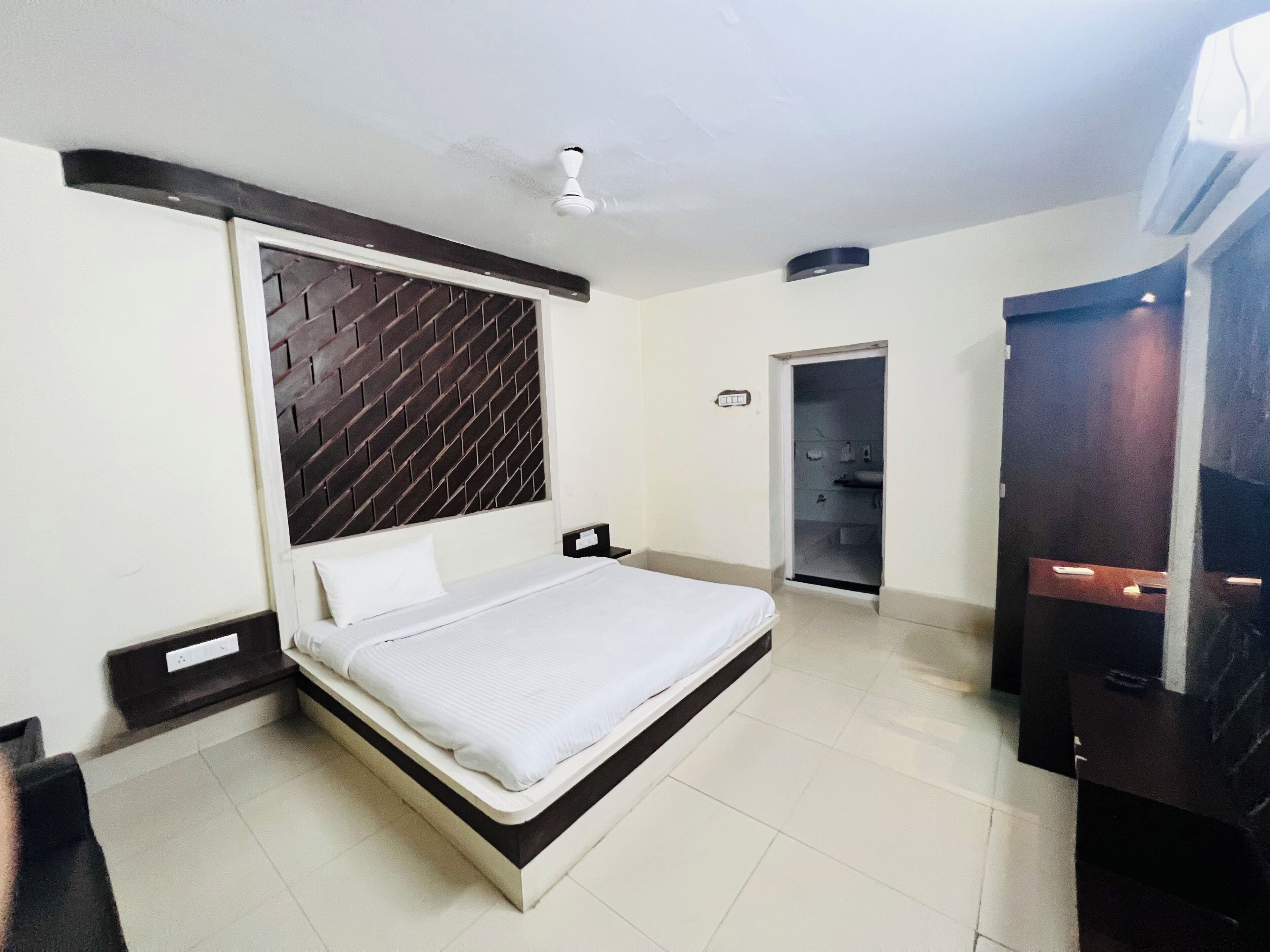 Kamar Double Deluks, 1 Tempat Tidur Double | Busa memori, minibar, brankas, dan meja kerja