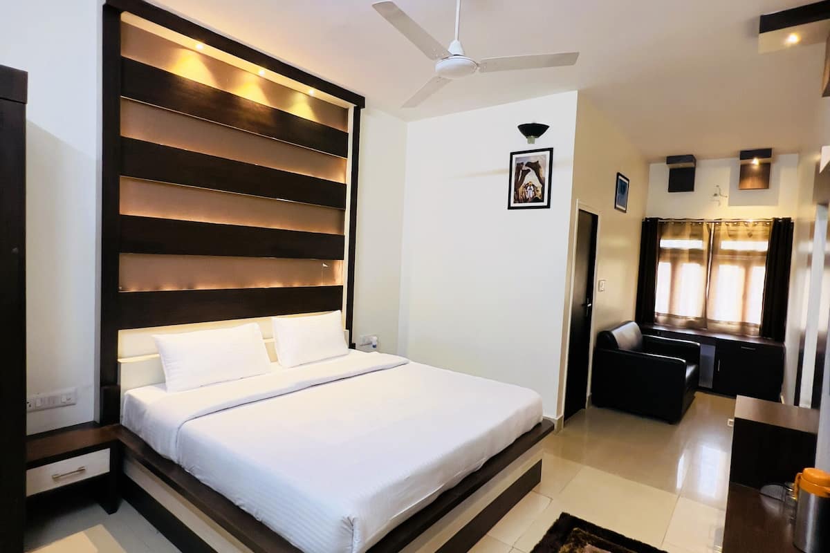 Kamar Standar | Busa memori, minibar, brankas, dan meja kerja