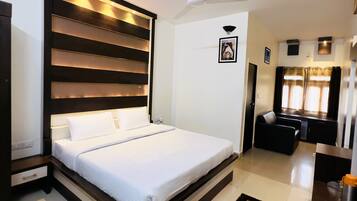 Standardzimmer | Betten mit Memory-Foam-Matratzen, Minibar, Zimmersafe, Schreibtisch