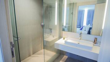 Kamar Eksekutif | Kamar mandi | Shower, perlengkapan mandi gratis, pengering rambut, dan sandal