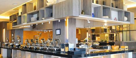 Breakfast, lunch, dinner served; international cuisine