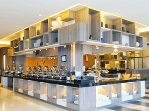 供应早餐、午餐和晚餐，国际美食