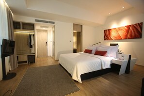 Minibar, in-room safe, desk, laptop workspace - FOX Hotel Pekanbaru (Pekanbaru)