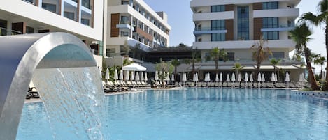 Inomhuspool och utomhuspool