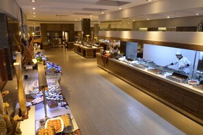 2 间餐厅，供应早餐、午餐和晚餐，国际美食