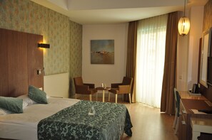 عناصر مجانية داخل الميني بار وخزنة داخل الغرفة ومكتب