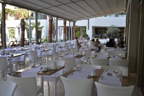 2 restauranter; serverer morgenmad, frokost og internationale retter