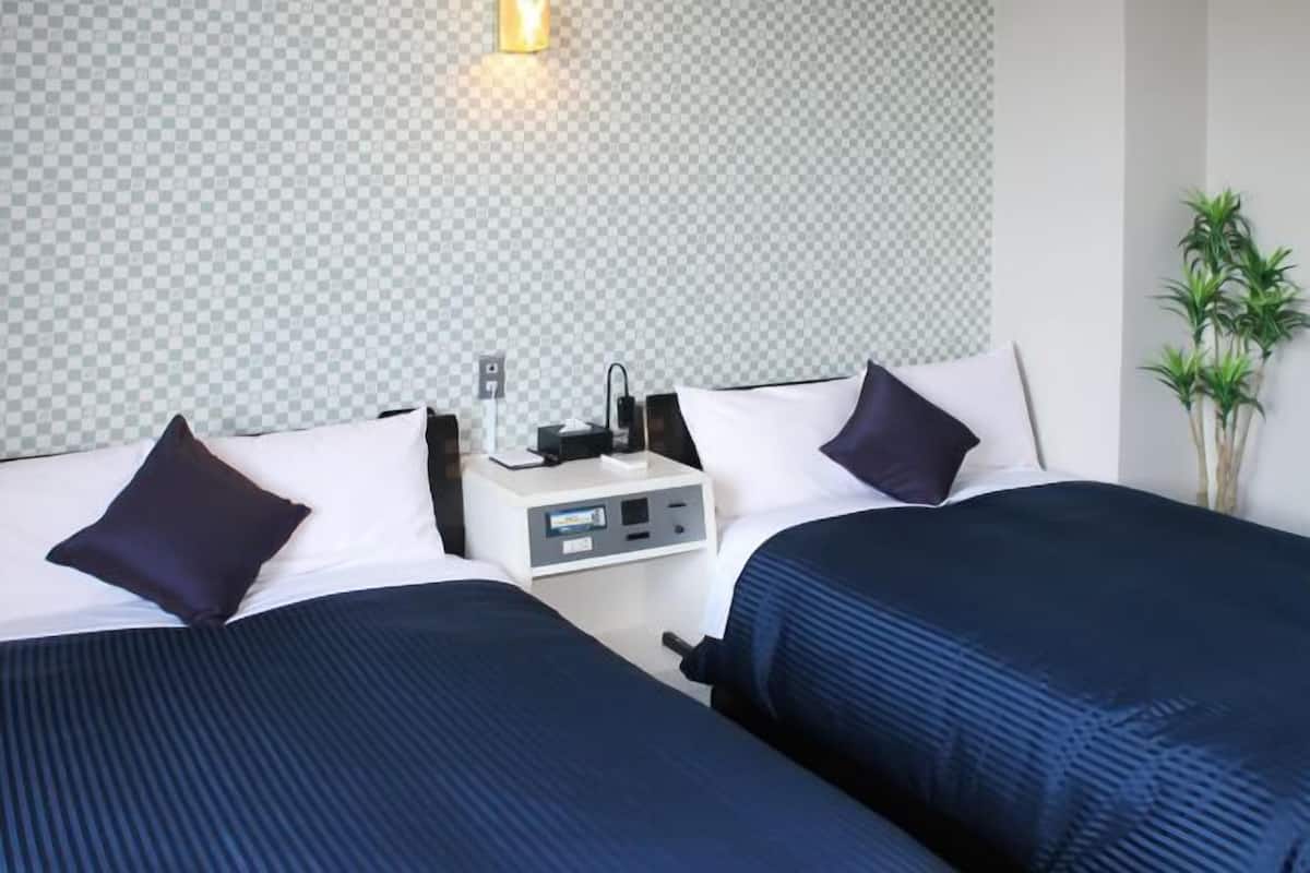 Cortinas blackout, wifi gratis y ropa de cama