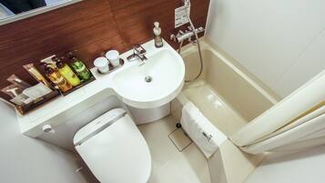 Badkar/dusch, gratis toalettartiklar, hårtork och tofflor