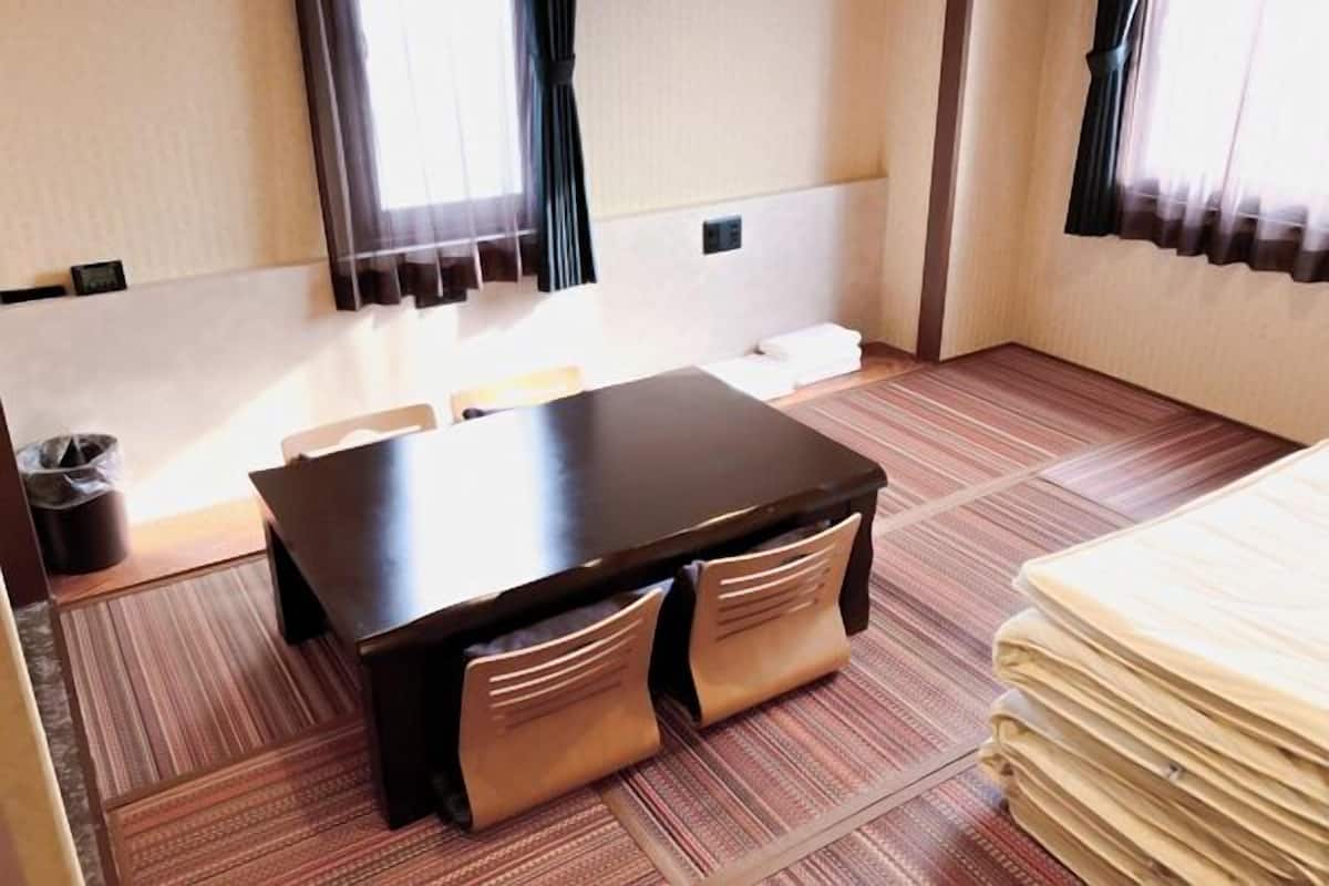Cortinas blackout, wifi gratis y ropa de cama