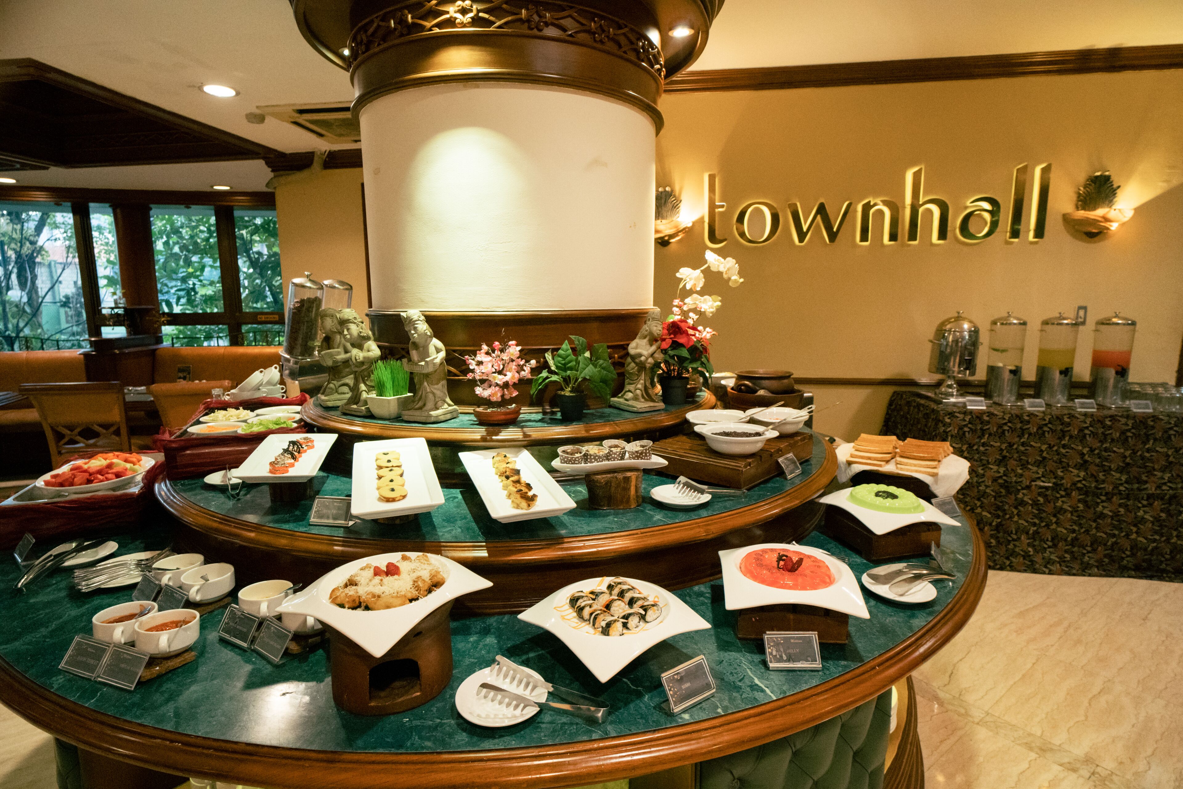 供应早餐、午餐和晚餐，国际美食