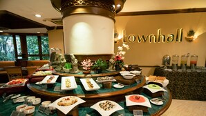 Ein Buffet mit verschiedenen Speisen und einem Schild mit der Aufschrift 'Townhall'.