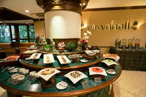 Breakfast, lunch, dinner served; international cuisine 