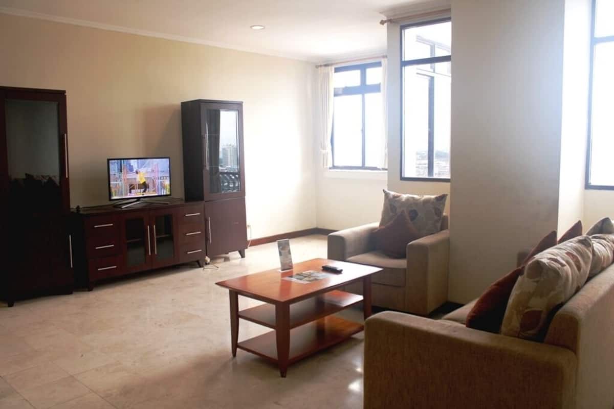 Habitación Business, 2 habitaciones, no fumadores, vistas a la ciudad | Zona de estar | Una televisión