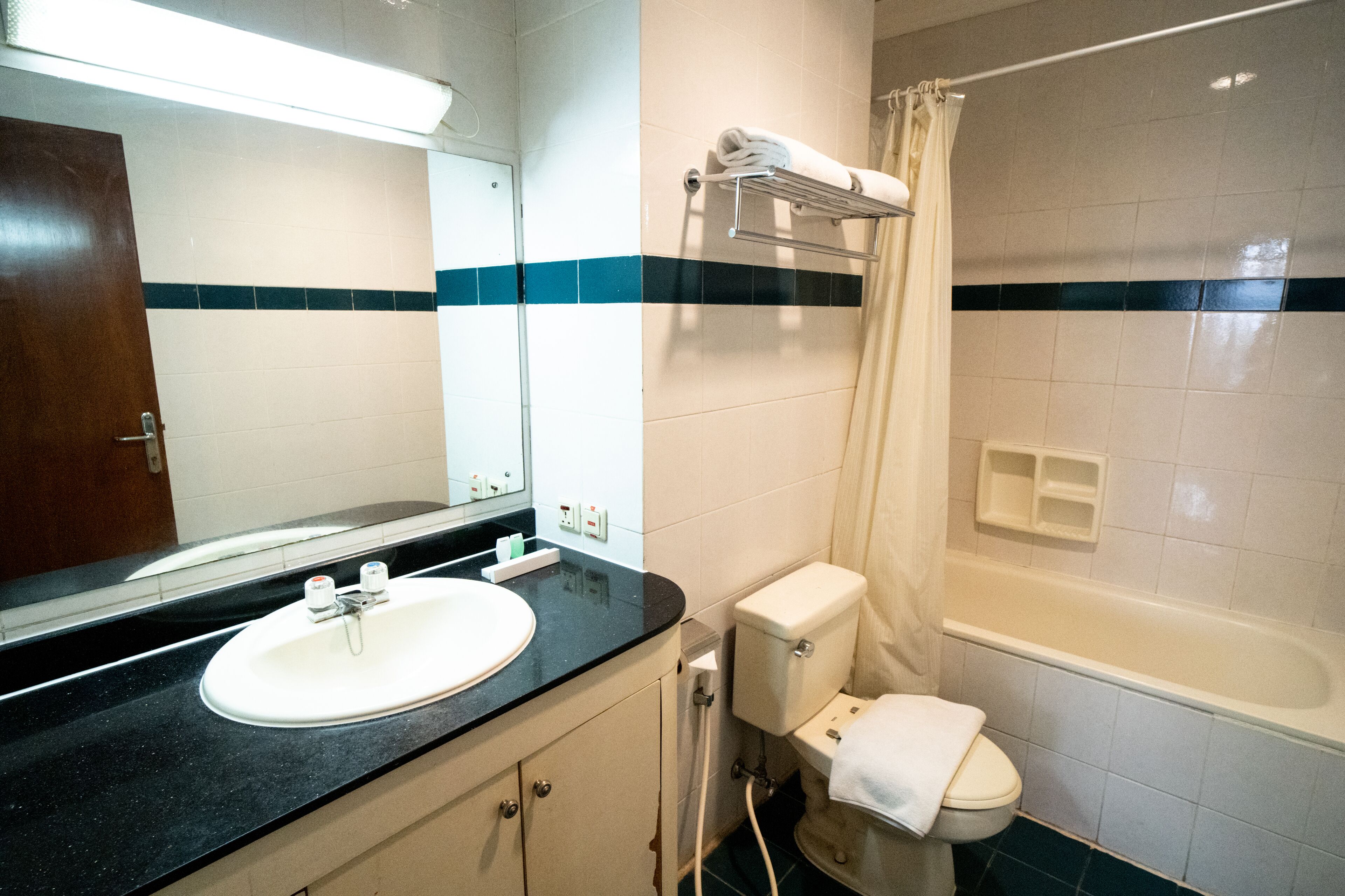 Een badkamer met een wastafel, toilet en bad.
