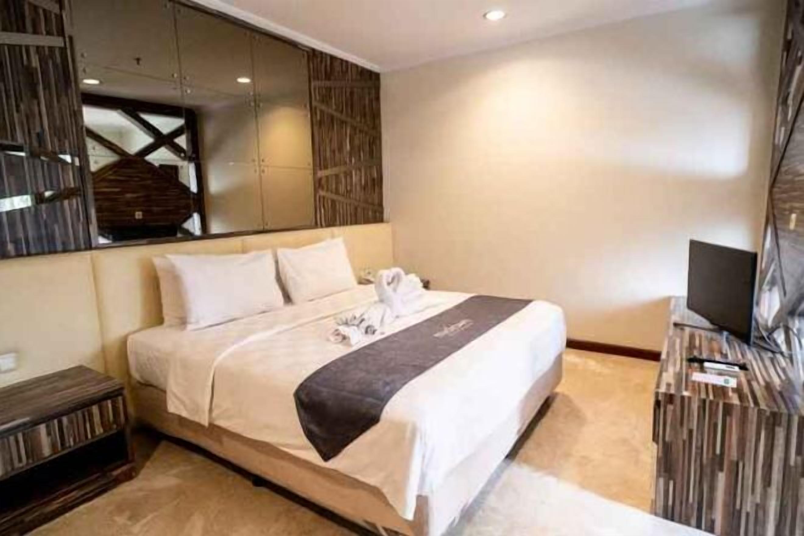 Premium bedding, free minibar, in-room safe, desk