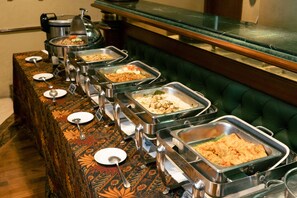 Petit déjeuner, déjeuner et dîner servis sur place