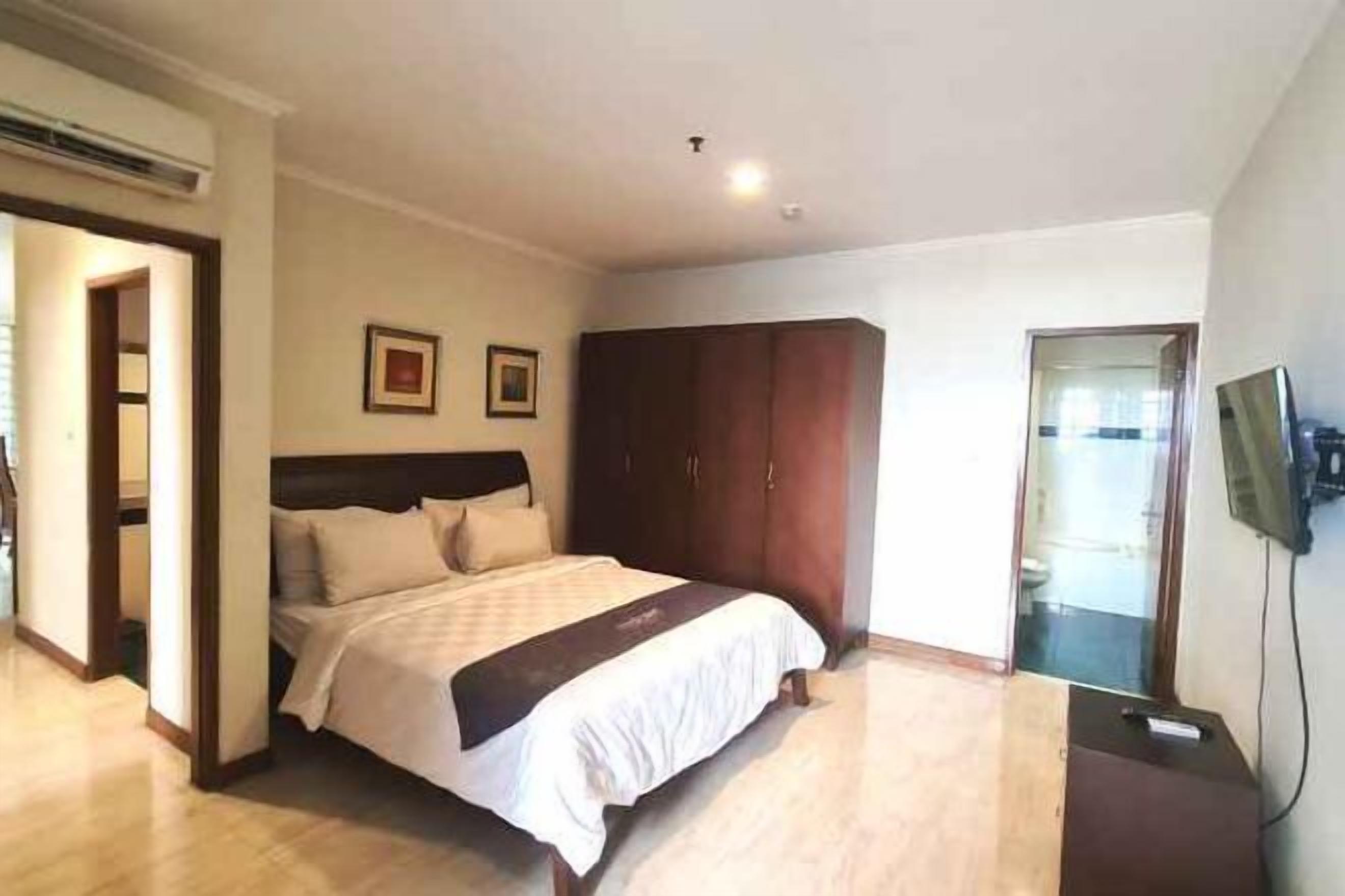 Premium bedding, free minibar, in-room safe, desk