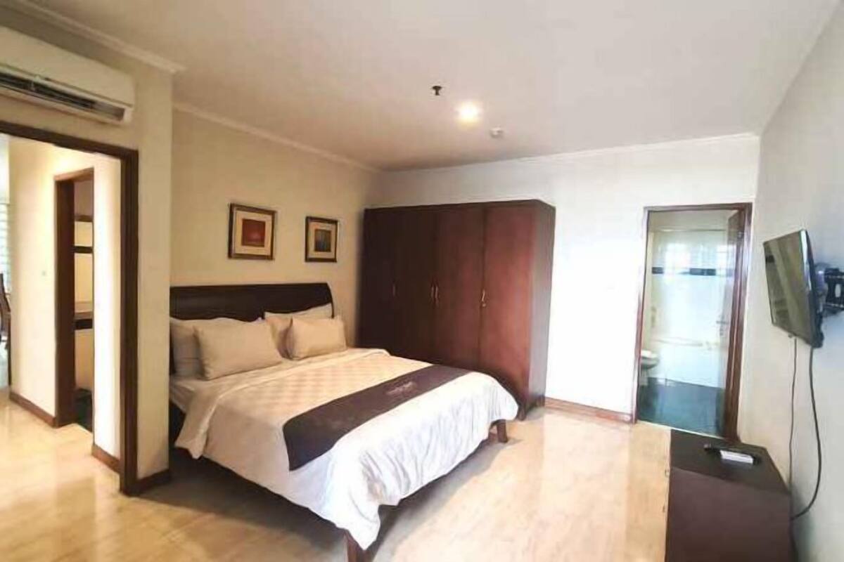 Premium bedding, free minibar, in-room safe, desk