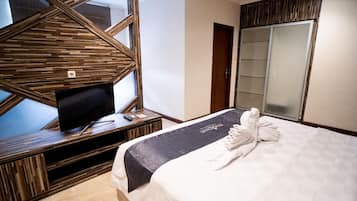 3 bedrooms, premium bedding, free minibar, in-room safe