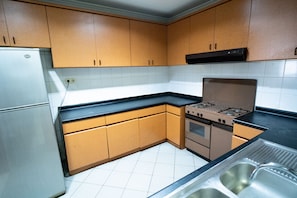 Fridge, cookware/dishes/utensils