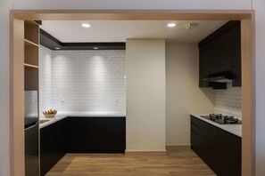 Marvelous Suite (1 Double, 1 Single) | Private kitchenette | Fridge, cookware/dishes/utensils