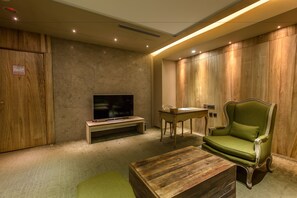 VIP Room | In-room safe, desk, blackout drapes, iron/ironing board - inhouse Boutique (Taipei)
