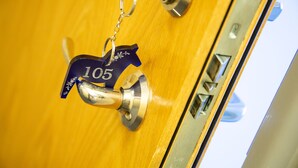 A door with a keyhole and a keychain with a number tag. - Hotell Leksand (Leksand)