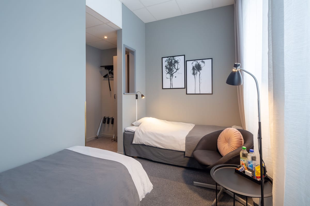 Standaard kamer, 2 eenpersoonsbedden | Een minibar, verduisterende gordijnen, gratis babybedden, extra bedden