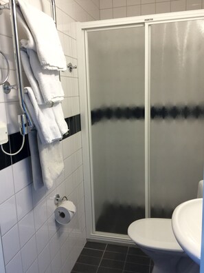 Litet Tvåbäddsrum | Badrum | Hårtork, handdukar, tvål och schampo