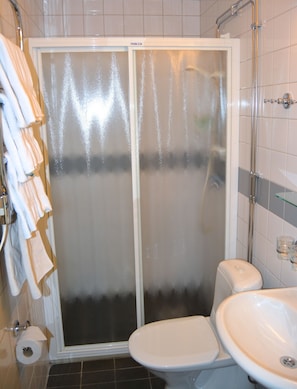 Standard Twin Room | Bathroom | Hair dryer, towels, soap, shampoo