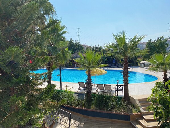 Habitación estándar con 2 camas individuales, vistas a la piscina | Escritorio y espacio para trabajar con un portátil