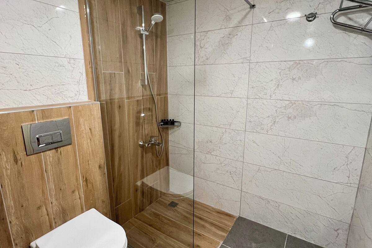 Shower, rainfall showerhead, free toiletries, hair dryer