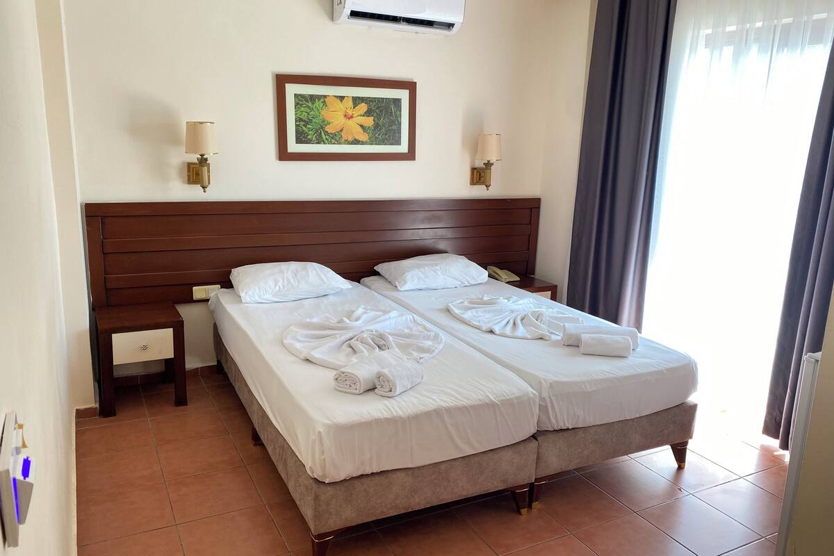 Standard Twin Room, Pool View | 1 bedroom, desk, laptop workspace, bed sheets