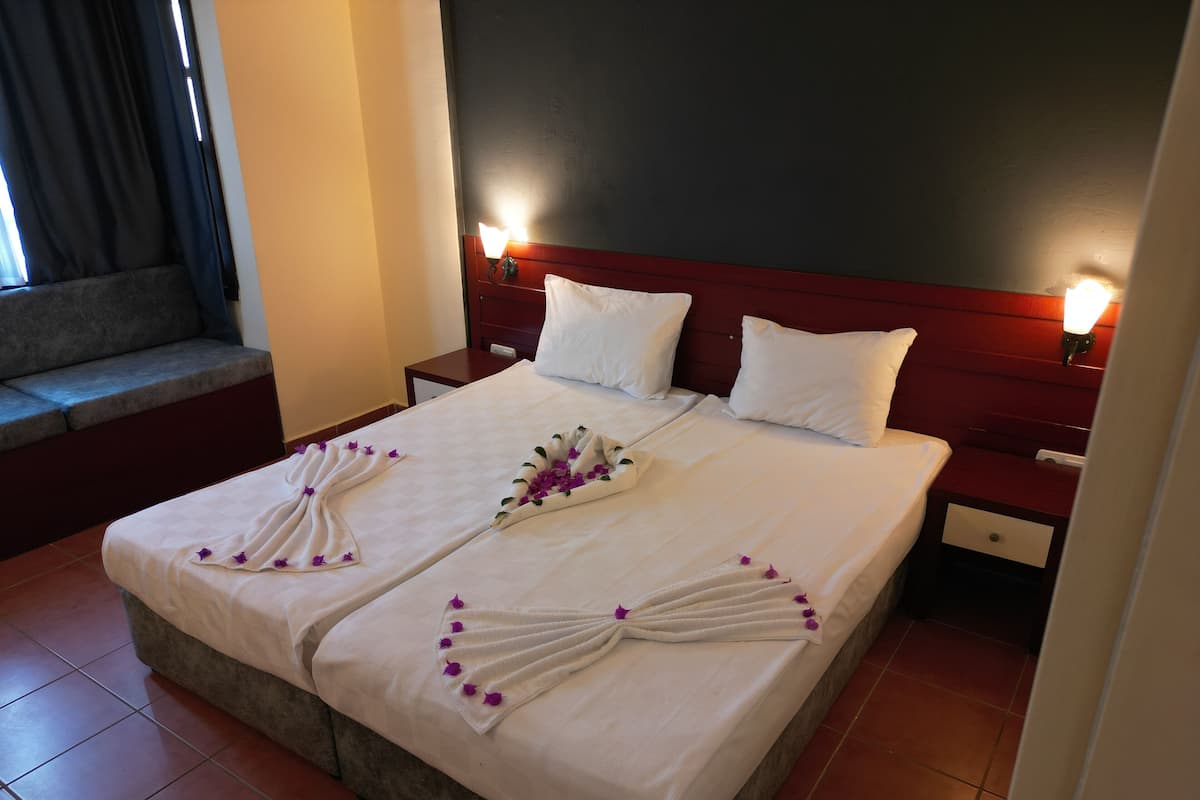 Apartment, 1 Bedroom, Non Smoking, Pool View | Desk, laptop workspace, soundproofing, bed sheets