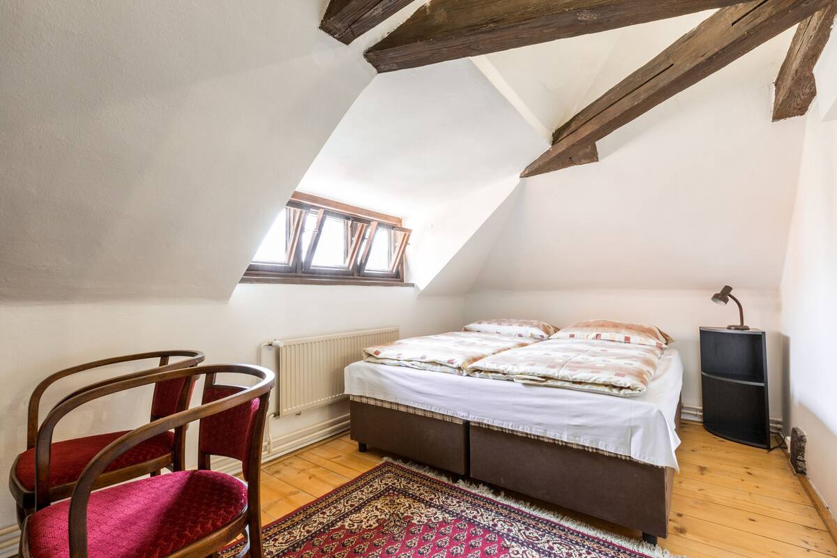 Attic double or twin room | 9 間臥室、迷你吧、書桌、免費無線上網