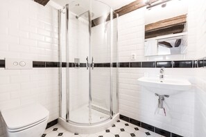 Attic double or twin room | Bagno | Set di cortesia gratuito, asciugacapelli, asciugamani, sapone
