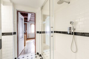 Business Suite, Courtyard View | Bathroom | Free toiletries, hair dryer, towels, soap - Pension Dientzenhofer (Prague)