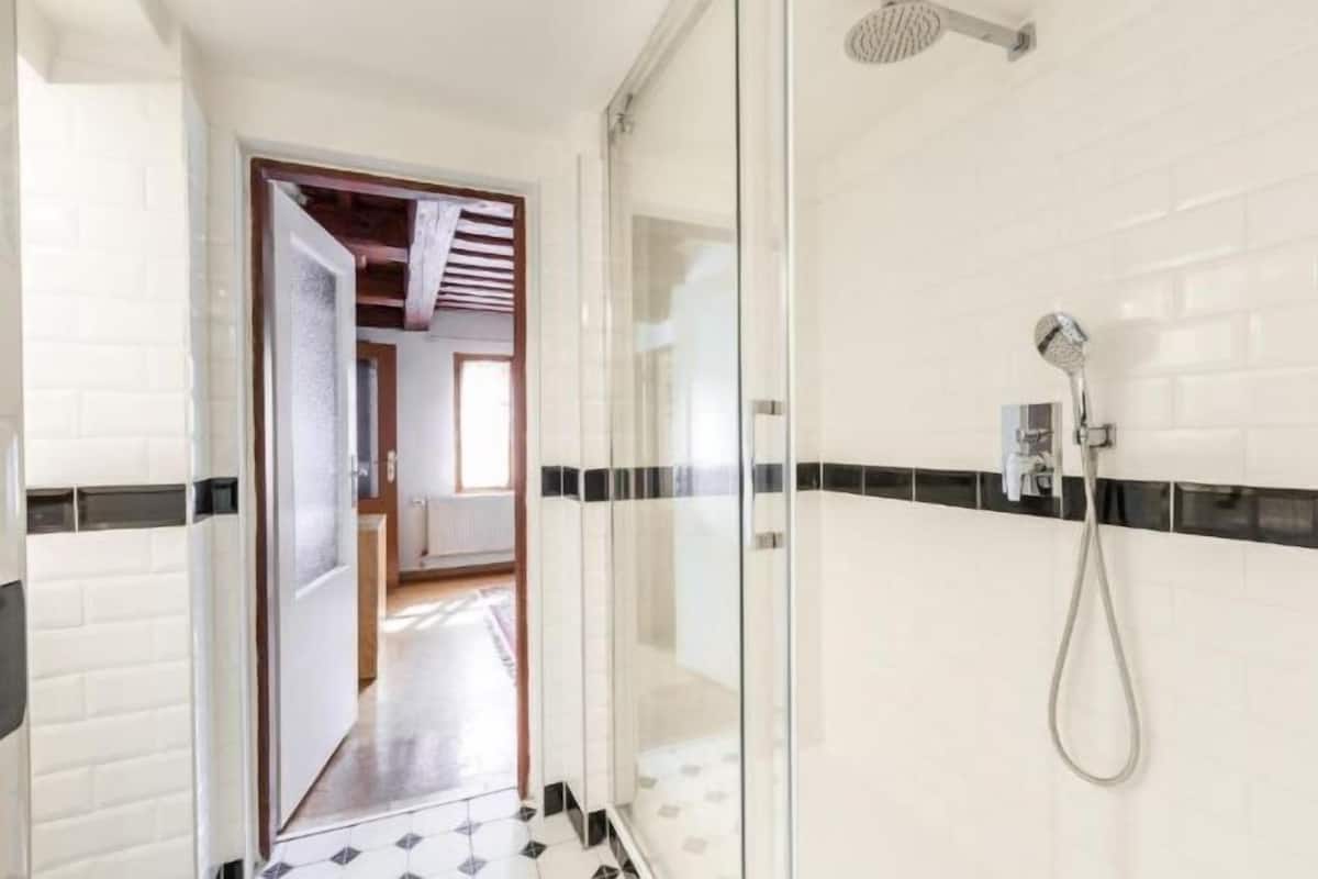 Bathroom | Free toiletries, hair dryer, towels, soap