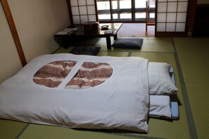 Run of the House, Shared Bathroom | In-room safe, desk, free WiFi, bed sheets - Shinzanso (Takayama)